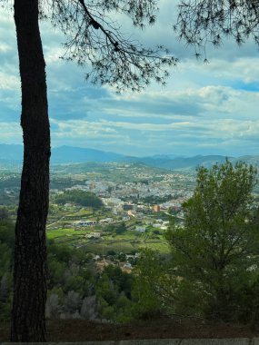 Carretera del Puig, 03726 Benitachell, Alicante, İspanya. 20 Ekim 2025 Şehir dışından güzel manzara. İspanya 'da yeşil manzara.
