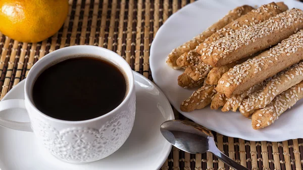 Desayuno perfecto: taza de café, palitos de queso y fruta —  Fotos de Stock