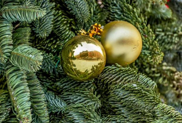 Nieuwjaarsspeelgoed Een Kerstboom Een Straat Stad Feestelijke Stemming — Stockfoto