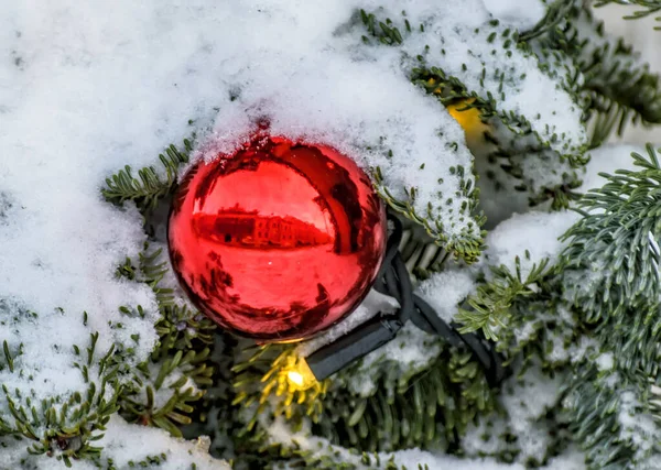 Silvesterspielzeug Einem Weihnachtsbaum Auf Einer Straße Der Stadt Festliche Stimmung — Stockfoto