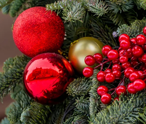 Silvesterspielzeug Einem Weihnachtsbaum Auf Einer Straße Der Stadt Festliche Stimmung — Stockfoto