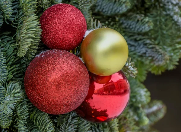 Yılbaşı Oyuncakları Şehir Caddesinde Bir Noel Ağacında Şenlik Havası — Stok fotoğraf