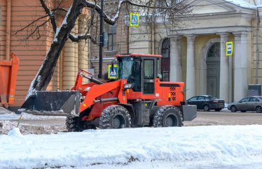 Şehirde özel ekipman ve insanlarla karların temizlenmesi. 