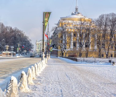 Dondurucu bir kış gününde St. Petersburg 'da Deniz Kuvvetleri Komutanı Amiralliği.. 