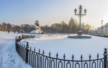 St. Petersburg 'daki Senato Meydanı' ndaki Büyük Peter Anıtı (Bronz Atlı) Açık bir kış gününde.
