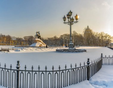 St. Petersburg 'daki Senato Meydanı' ndaki Büyük Peter Anıtı (Bronz Atlı) Açık bir kış gününde.