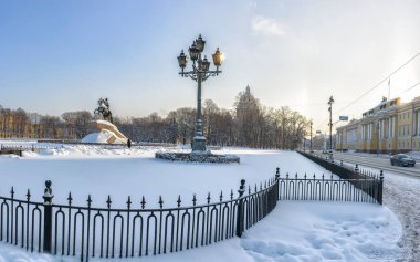 St. Petersburg 'daki Senato Meydanı' ndaki Büyük Peter Anıtı (Bronz Atlı) Açık bir kış gününde.
