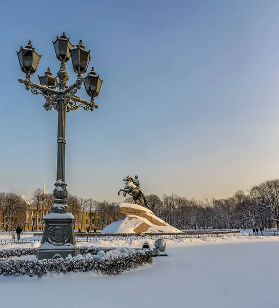 St. Petersburg 'daki Senato Meydanı' ndaki Büyük Peter Anıtı (Bronz Atlı) Açık bir kış gününde.