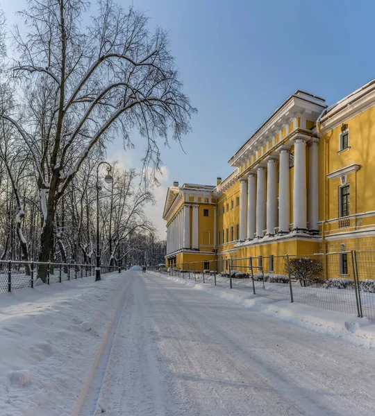 圣彼得堡的海军基地大楼在寒冷的冬日里 — 图库照片