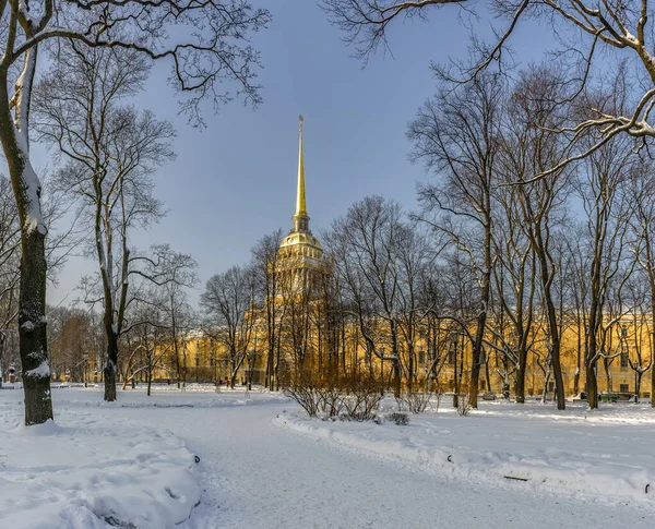 圣彼得堡的海军基地大楼在寒冷的冬日里 — 图库照片