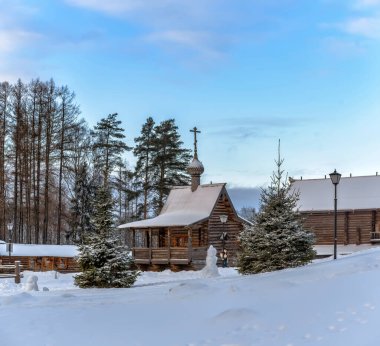 Orman Parkı 'nda kış günü. Tahta Pokrovsky Katedrali, ahşap mimarinin bir anıtı..