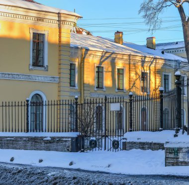 St. Petersburg 'da güneşli bir kış akşamında yürümek. 