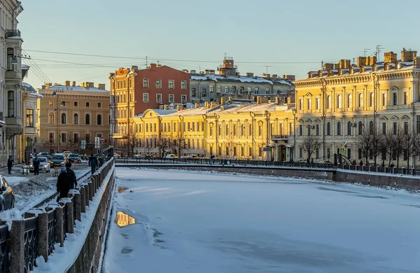 Séta Egy Napos Téli Estén Moika Folyó Partján Szentpéterváron — Stock Fotó
