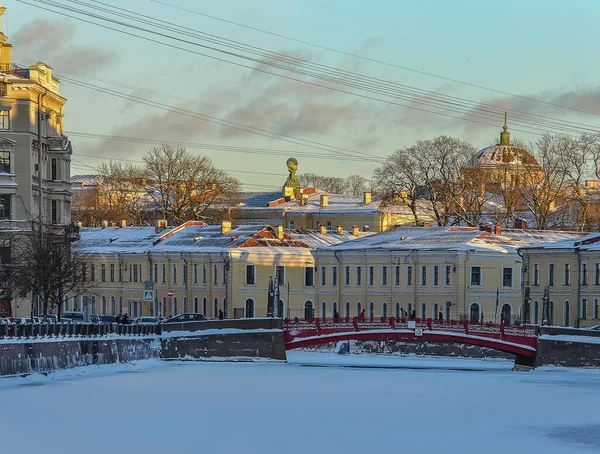 Прогулянка Сонячним Зимовим Вечором Вздовж Набережної Річки Мойка Санкт Петербурзі — стокове фото