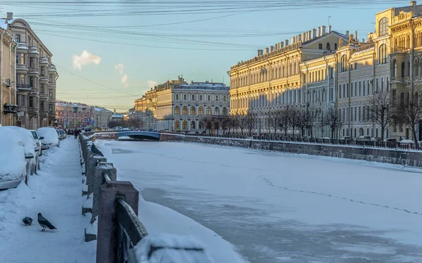 在一个阳光明媚的冬夜沿着圣彼得堡莫伊卡河堤岸散步 — 图库照片