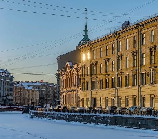 在一个阳光明媚的冬夜沿着圣彼得堡莫伊卡河堤岸散步 — 图库照片