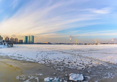 Neva kıyılarında güzel bir gökyüzü ve sirrus bulutlarıyla dondurucu bir gün.. 