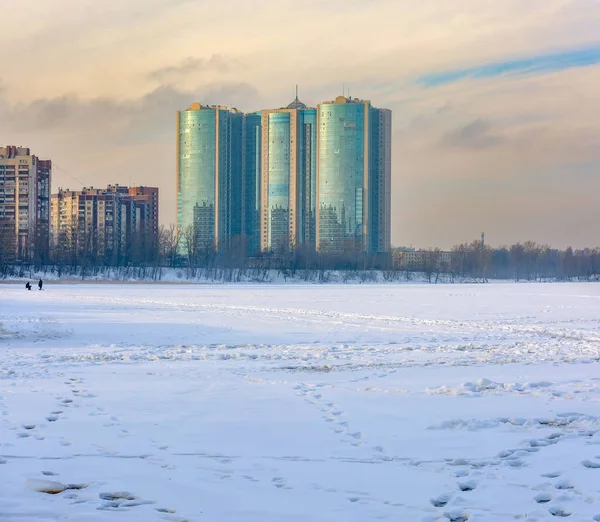 Ледяной День Берегах Невы Красивым Небом Перистыми Облаками — стоковое фото