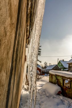 Buzlar eridiğinde çatıda büyük buz sarkıtları oluştu.. 