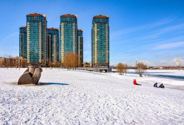 Rybatsky 'deki Neva Nehri kıyısındaki St. Petersburg' daki yerleşim yeri 