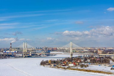 Neva Nehri 'nin havadan görünüşü ve St. Petersburg' daki sağ kıyısı..
