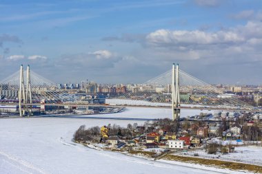Neva Nehri 'nin havadan görünüşü ve St. Petersburg' daki sağ kıyısı..