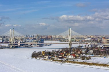 Neva Nehri 'nin havadan görünüşü ve St. Petersburg' daki sağ kıyısı..