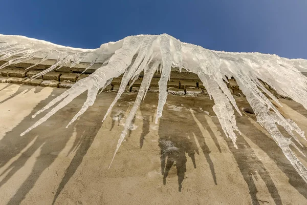解凍中に屋根の上に形成された大きなつらら — ストック写真