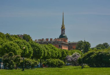 Mayıs ayında St. Petersburg 'daki Champ de Mars' ta çiçek açan leylaklar..