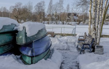 Kolpino, St. Petersburg 'daki Izhora Nehri kıyısında bahara kadar bir tekne istasyonu kapalı..