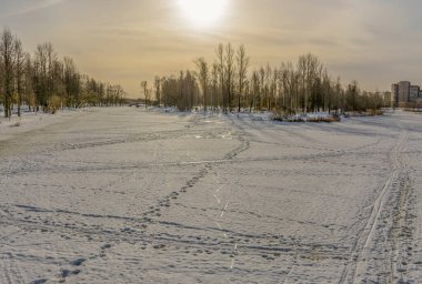 St. Petersburg 'un Kolpino bölgesindeki donmuş Izhora Nehri.. 