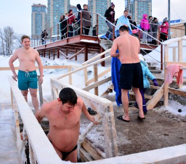 Jordan - Epifani bayramında yüzmek için bir buz deliği. Yat kulübü 