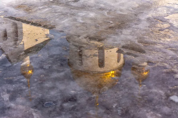 Reflejo Cúpula Del Templo Nieve Derretida Congelada —  Fotos de Stock