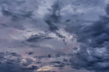 Alışılmadık şafak vakti alacakaranlıkta gökyüzü. 