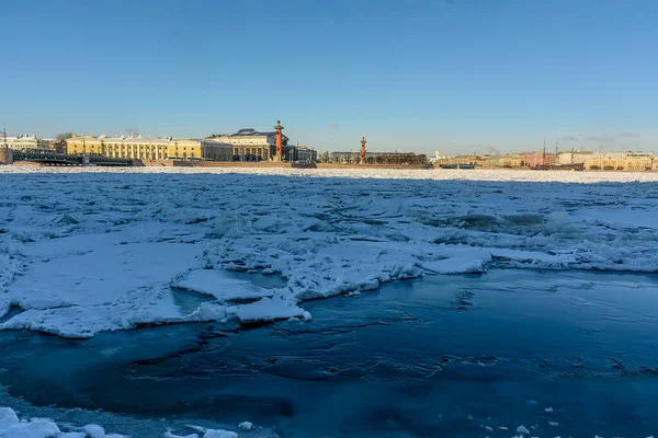 Petersburg Rostral Sütunları Olan Kış Şehirleri — Stok fotoğraf