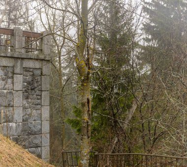 Kuhavuori dağından güzel doğal manzara. Park 1874 yılında şehrin ünlü vatandaşlarının inisiyatifiyle kurulmuştur. En iyi doğal parklardan biri..