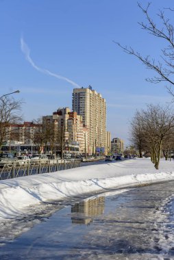 St. Petersburg 'da sıcak, güneşli bir yürüyüş.. 