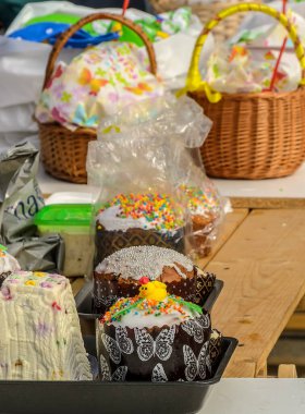 Tapınağın yanındaki ışıkta paskalya yumurtası ve kekler.