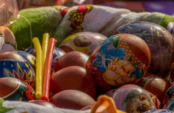 Huevos Pascua Pasteles Iluminación Cerca Del Templo — Foto de Stock