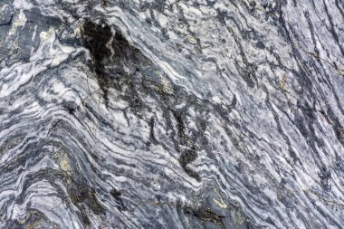 Karelia Cumhuriyeti 'ndeki Ruskeala' da terk edilmiş bir taş ocağında çeşitli türde mermer.. 