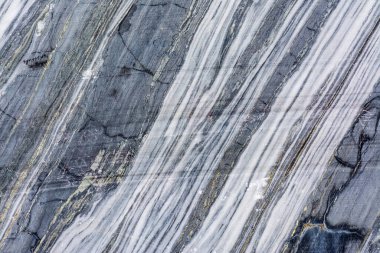 Karelia Cumhuriyeti 'ndeki Ruskeala' da terk edilmiş bir taş ocağında çeşitli türde mermer.. 