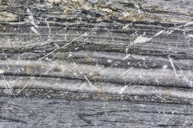 Karelia Cumhuriyeti 'ndeki Ruskeala' da terk edilmiş bir taş ocağında çeşitli türde mermer.. 