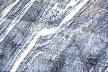 Karelia Cumhuriyeti 'ndeki Ruskeala' da terk edilmiş bir taş ocağında çeşitli türde mermer.. 