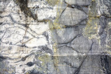 Karelia Cumhuriyeti 'ndeki Ruskeala' da terk edilmiş bir taş ocağında çeşitli türde mermer.. 