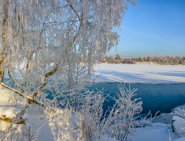 Buz ve karla kaplı kış manzarası. 