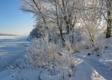 Buz ve karla kaplı kış manzarası. 