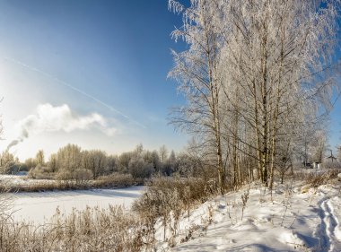 Buz ve karla kaplı kış manzarası. 