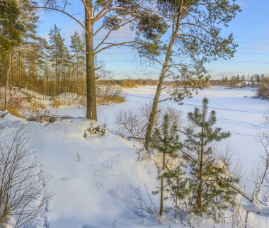 Tuğla fabrikasının eski bir taş ocağının kıyısında kış akşamı. 