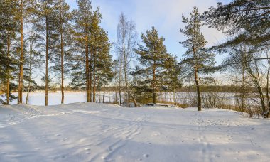 Tuğla fabrikasının eski bir taş ocağının kıyısında kış akşamı. 