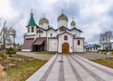 Kutsal Havari Philip ve Aziz Niklas Kilisesi. Tapınak 1978 'de 16. yüzyıl biçiminde defalarca yeniden inşa edildi. 30 yıl boyunca tapınak katedraldi ve Novgorod 'da çalışan tek tapınaktı..